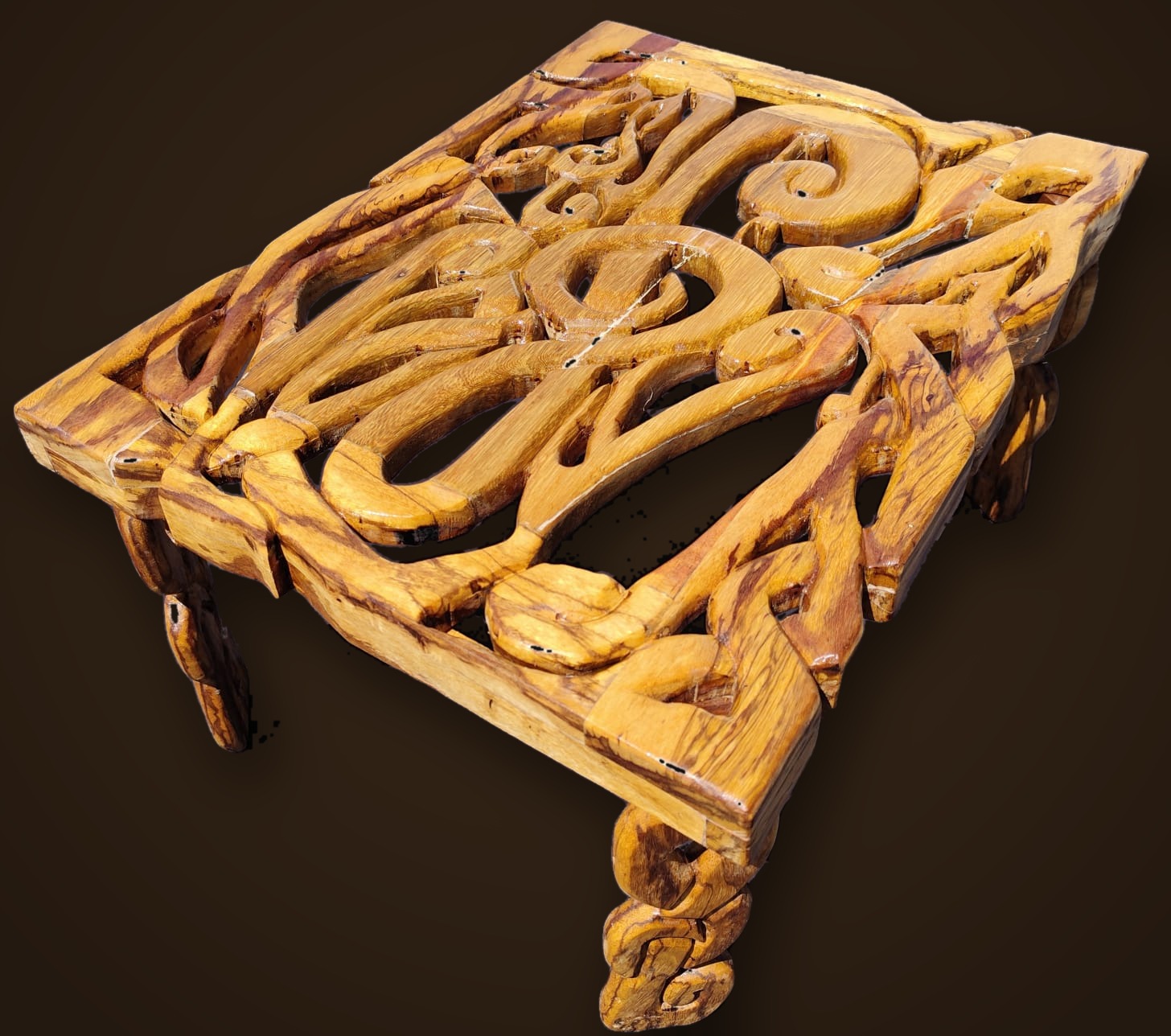 Table basse en bois sculpté à motifs entrelacés dorés — Sarame Art Design