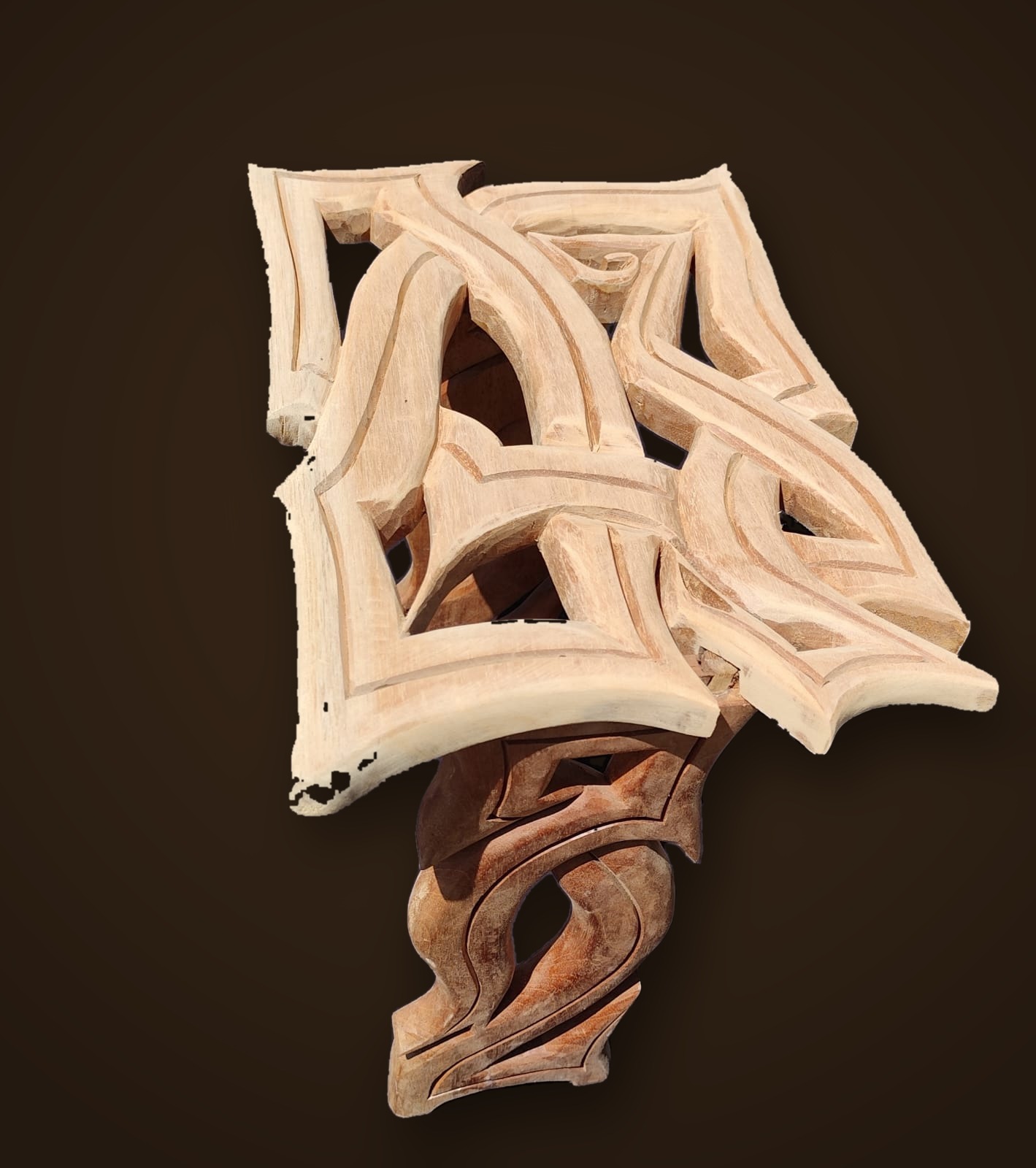 Tabouret en bois brut à motifs entrelacés sculptés — Sarame Art Design